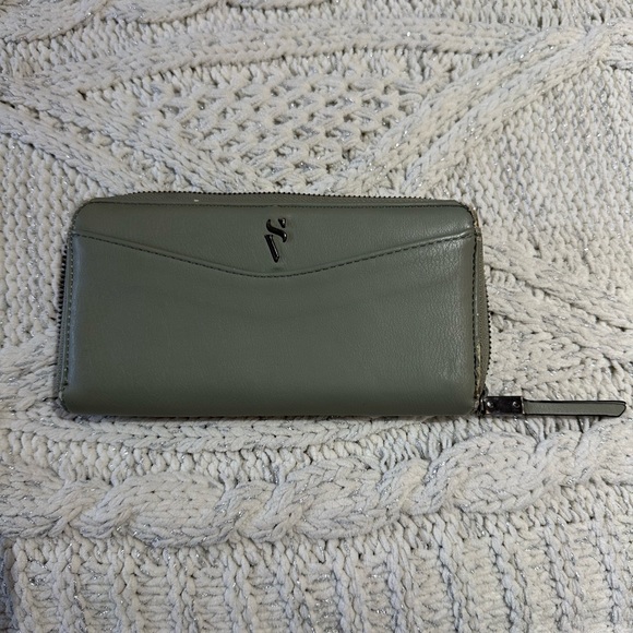 Simply Vera: Vera Wang Green Leather Wallet - Picture 1 of 11